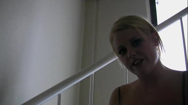 科迪·卡迈克尔 (Codi Carmichael) 将老板粗大的鸡巴放在办公桌上