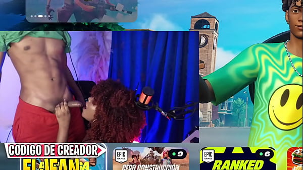 La sensuale ragazza teenager si esibisce in abiti esotici