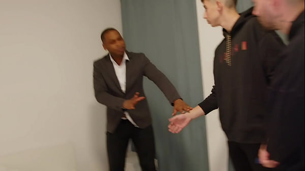 A gente fode a esposa e o marido nos pega e se junta para arrebentar a bunda dela ORGIA INTERRACIAL