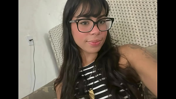 Belle ado montre une latina