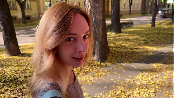 我在街上控制了她的性玩具，用力操了她！