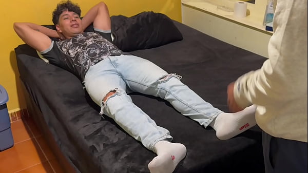 A Kevin no le importan los sentimientos de Omar, su amante, lo único que quiere es romperle el culo, llenarlo de semen y regresar a casa con su novio antes de que se dé cuenta de que le fue infiel.