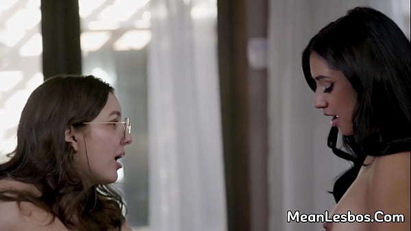 Những cô gái nữ sinh đáng yêu và sừng sỏ đè lên nhau và đạt cực khoái mãnh liệt - Lexi Lore, Freya Parker