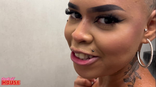 Sehen Sie sich ein ziemlich exotisches Teenie-Video an