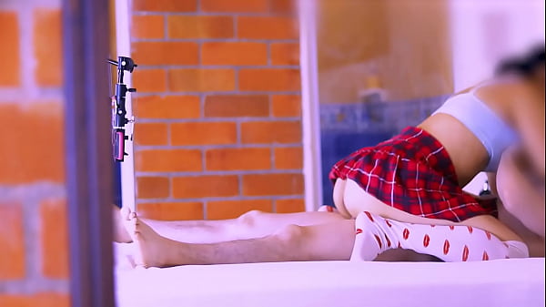 La bella ragazza prende in giro