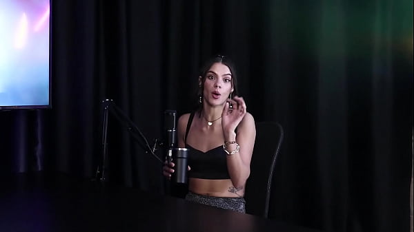 The physique doesn't matter, she prefers an intelligent man, and if she has sex with a bad one, she enjoys hitting siririca, and with squirt... - Debora Andrade (SHEER/RED)