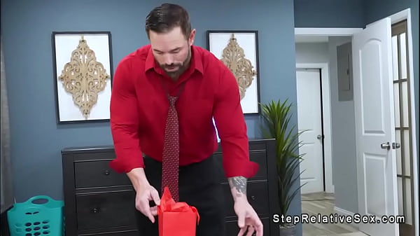 अप्रैल फूल्स सौतेले पिता ने सुनहरे बालों वाली किशोरी वर्जित को चोदा