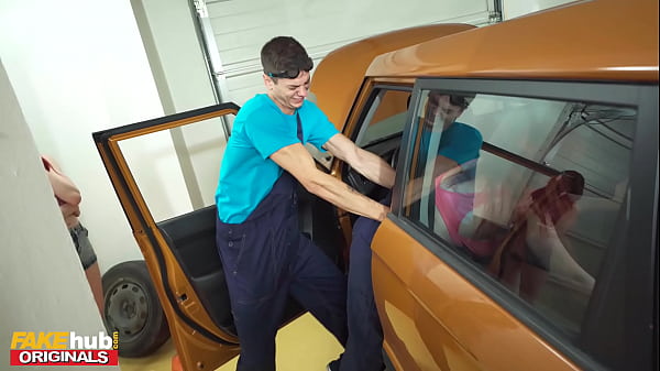 FAKEhub ओरिजिनल्स - लाल बालों वाली लड़कियाँ युवा मैकेनिक के साथ गैरेज में उतरती हैं और गंदा करती हैं