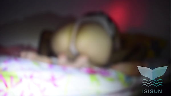 puta cachonda con GRAN CULO Seduce a su padrastro mientras duerme - ISIS SUN | 01 parte