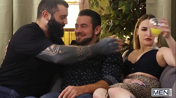 Nina Rox lutscht Dante Colle, während sie unter der Dusche von dem muskulösen Markus Kage gefickt wird - MÄNNER