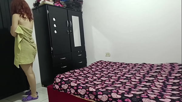 Adolescente sexy de entrenamiento se muestra