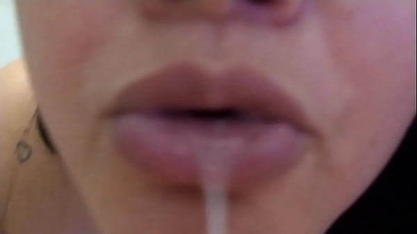 Me salté la clase para recibir semen de mi vecino casado. Dame leche, dame