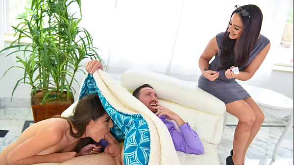 继女开始以防虫咬的名义给继父口交 - Famlust