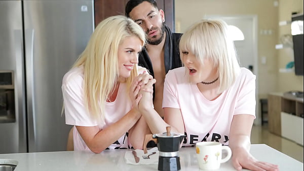 Namorado permite que sua namorada & # 039_ meia-irmã fique em sua casa, apenas ela o deixa usar gratuitamente - Fuckanytime