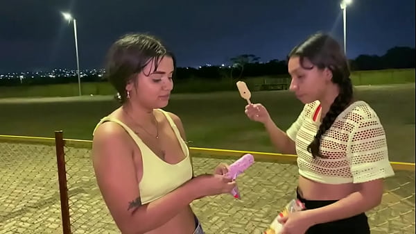 Bella latina si masturba fino a venirle in faccia