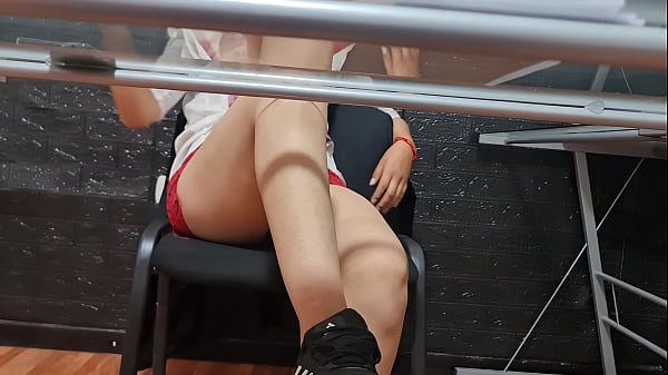 Teen đẹp khoe dáng lạ