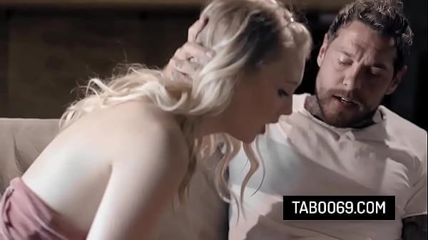 La jeune blonde salope Lily Rider baise avec son colocataire