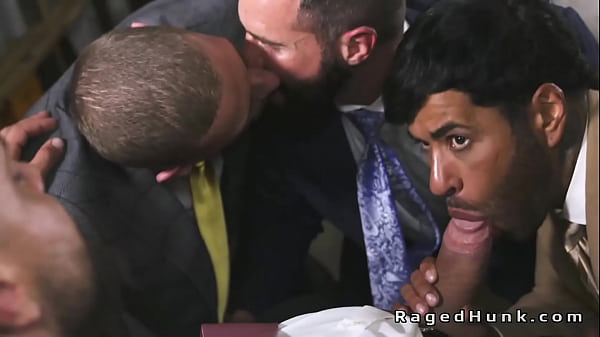 Il capo anale con un grosso cazzo scopa gli agenti immobiliari in giacca e cravatta