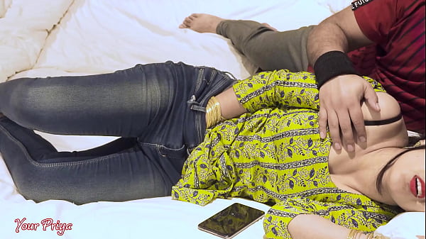 Stepsis Priya perto do orgasmo quando o meio-irmão veio e verificou seu telefone