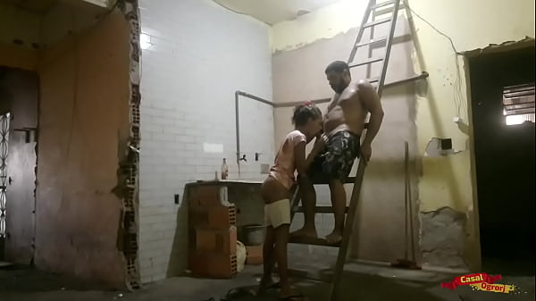 Meu pai não quis pagar a obra do meu quarto, dei o cu para o construtor.