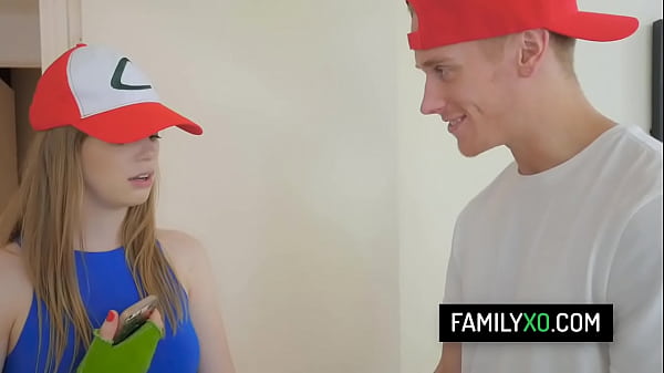 बेवकूफ सौतेली बहन डॉली ले ने पोकेमॉन के बजाय अपने सौतेले भाई का लंड पकड़ लिया