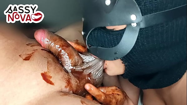 Bạn gái tuổi teen đam mê mút và liếm quả bóng đen và con gà trống với xi-rô sô cô la tại lễ kỷ niệm Giáng sinh