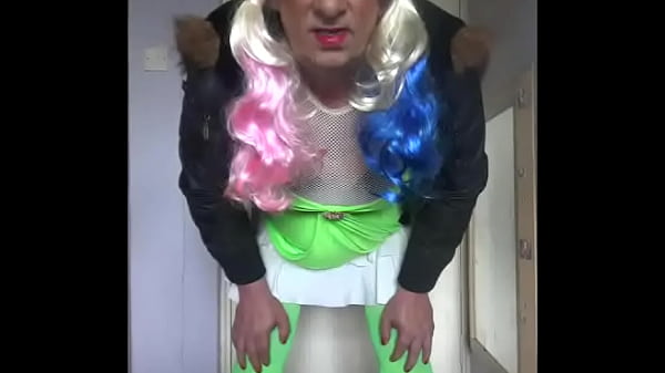 Sissy crossdresser che vuole ingoiare pipì, parte 4