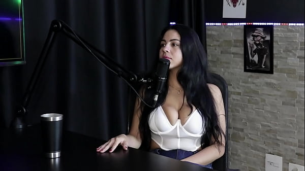 La expulsaron de su familia, empezó a trabajar en el porno en plataformas, le pidieron que le metiera un biberón en el coño y su juguetito... - Anabele Nogueira (SHEER/RED)