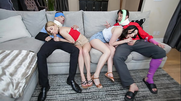 Megan Hughes et Riley Star aiment jouer avec les beaux-pères de l'autre - Daughterlust