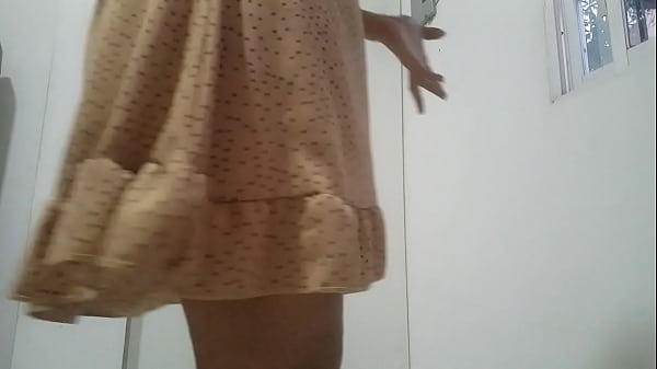 Hijastra limpia su casa, para la llegada del padrastro bandido, enseña el coño y las tetas mientras limpia.