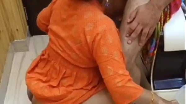 ¡Mi hermanastro tocándome el coño! Le encanta filmar mi cameltoe con pantalones cortos blancos de gimnasia.