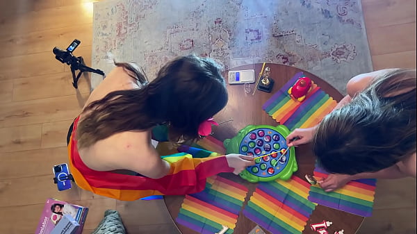 Angelspiel, Sperma-Handjob-Challenge-Wettbewerb mit dem zierlichen College-Mädchen Liz und der Pornostarin Bella