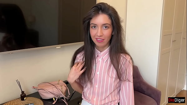 Una compañera me pilló masturbándome con sus fotos, ¡pero solucionamos este problema teniendo sexo!