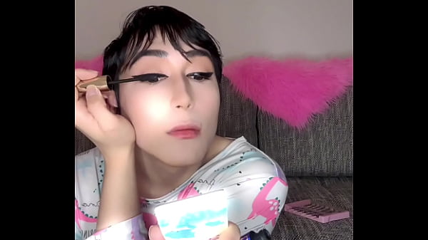 Süßer asiatischer Femboy mit voller Sissifikation und Make-up