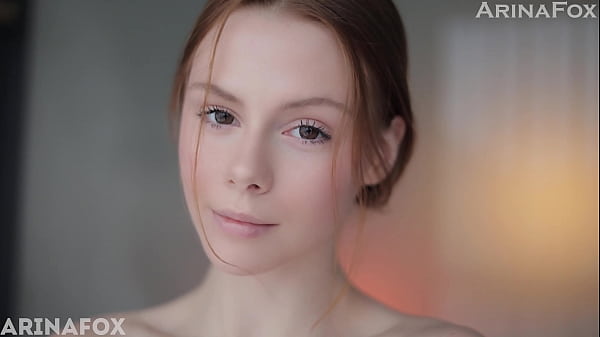 Esperando tu toque: la encantadora pelirroja anticipa la conexión tántrica