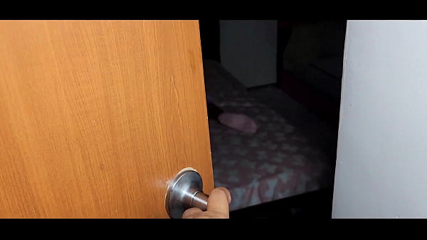 Hijastra tiene sexo con su padrastro - el padrastro frota su polla encima del coño de su hijastra latina