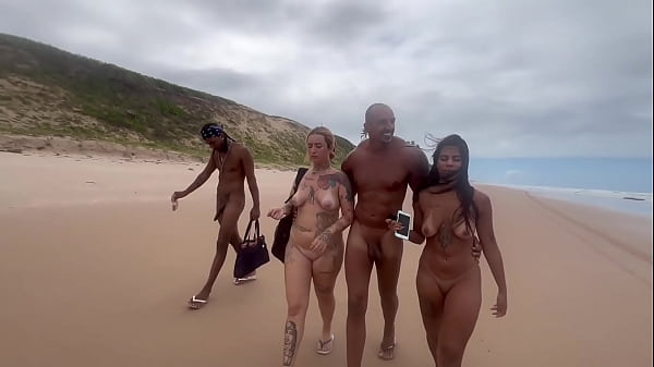 Fiz uma orgia na praia de nudismo com minhas amigas gostosas e até gravei