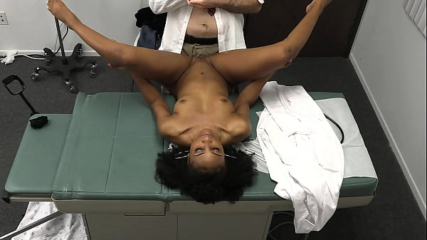 Schöner Teenager hat Spaß daran, Teenager zu sein