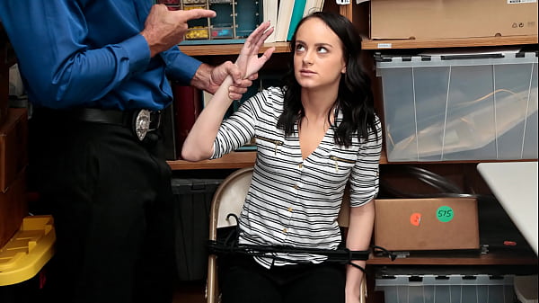 L'ufficiale del centro commerciale si occupa del caso dell'adolescente taccheggiatore a livello locale - Ladro di cazzi