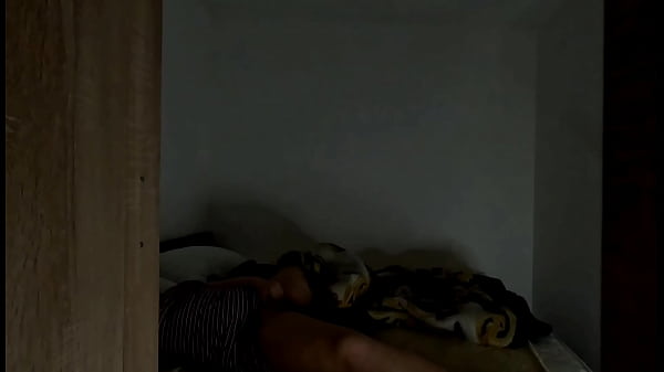 TELECAMERA SPIA: Ho sorpreso il mio coinquilino a masturbarsi