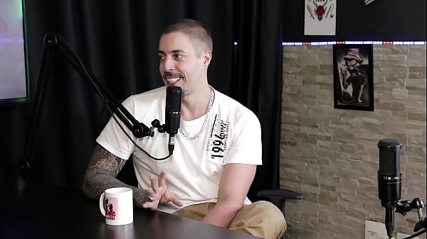 Calda ragazza teenager posa in modo sexy