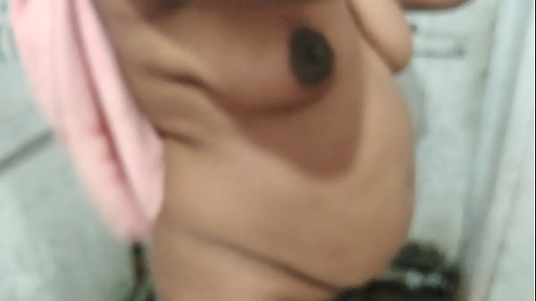 MẸ HOT KHI TẮM TRONG PHÒNG TẮM