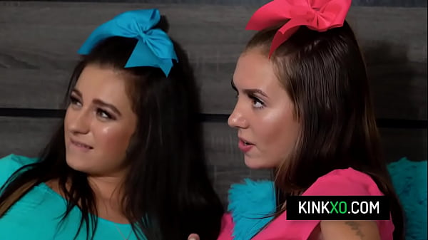 Die geilen Stiefschwestern Avery Moon und Bailey Base verführen ihren Stiefbruder
