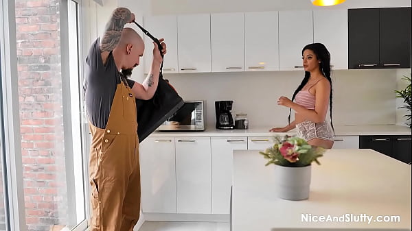 Ops! Jayna Kay é conectada pelo Cable Guy em NiceAndSlutty