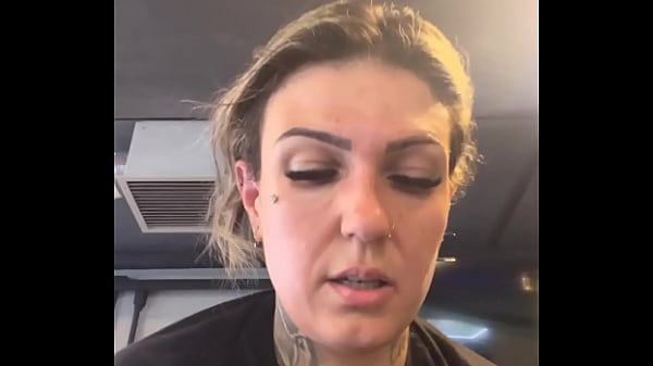 Ich ging in meinem Sexyshop-Kätzchenkostüm zum Training ins Fitnessstudio! Wow, ich war so geil, es tat einem Marombeiro weh, meine mit Milch gefüllten Titten zu packen!