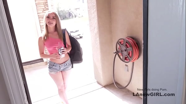 Adolescente caliente le encanta complacer una gran vara palpitante con su boca