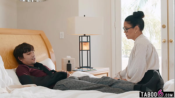 Ragazzo diciottenne disabile visitato dalla sua insegnante matura Dana Vespoli