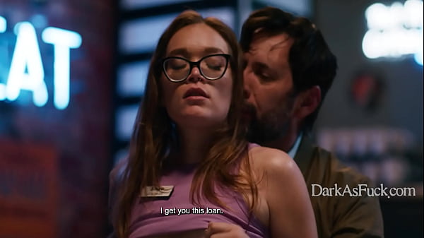 L'orrendo banchiere si approfitta di una povera studentessa universitaria che cerca di salvare l'azienda di famiglia