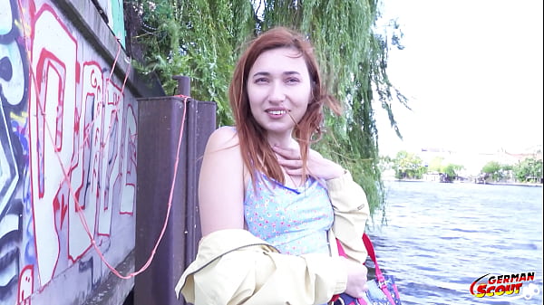 SCOUT TEDESCO - Grosso cazzo nel culo per la piccola Angie Elif al casting