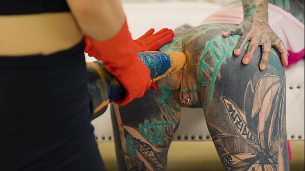 Cô gái trẻ tuyệt đẹp tạo dáng